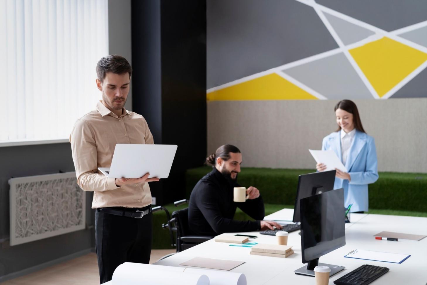 Persona organizando documentos financieros sobre una mesa con calculadora y gráficos