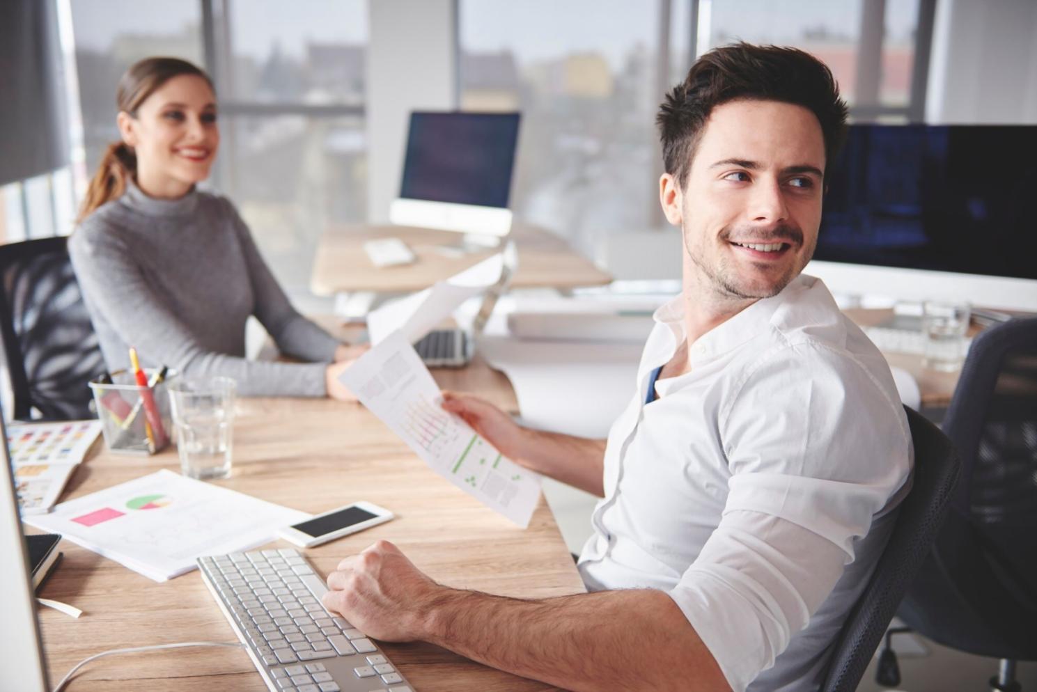 Persona revisando presupuestos semanales en un entorno de trabajo colaborativo